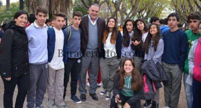 Carossi salud� al primer grupo estudiantil que viaj� a Tecn�polis.