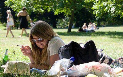 Presentan proyectos para prohibir que se fume en parques porte�os