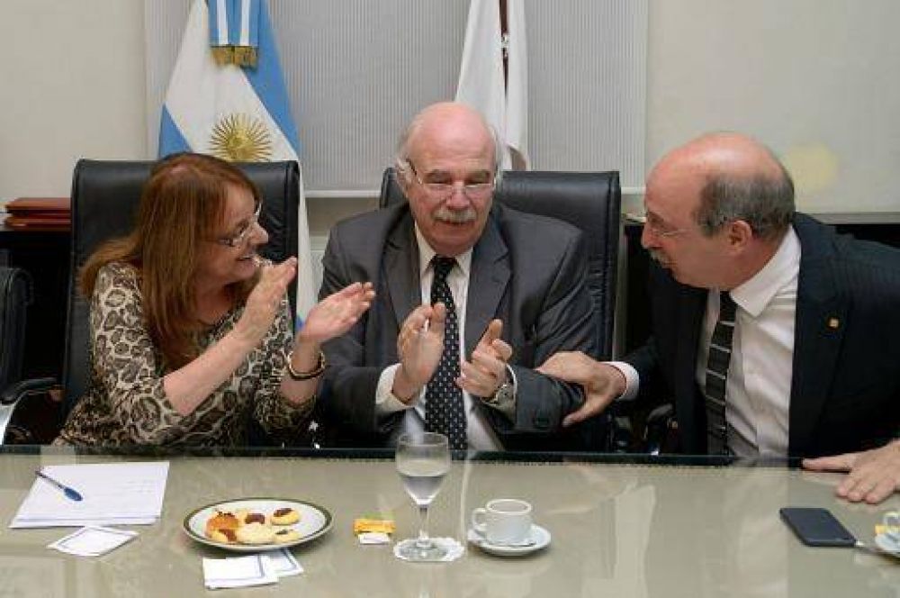 Santa Cruz: firman un convenio para la construcci�n de un centro de acopio de granos