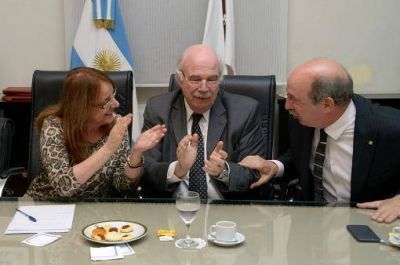 Santa Cruz: firman un convenio para la construcci�n de un centro de acopio de granos