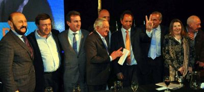 Scioli les prometi� a las provincias petroleras un piso de regal�as