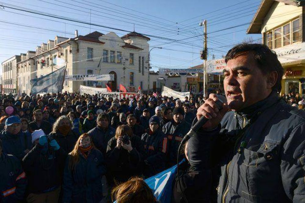 Municipales de R�o Gallegos suspendieron el paro y el Intendente gana tiempo y los muestra como trofeo