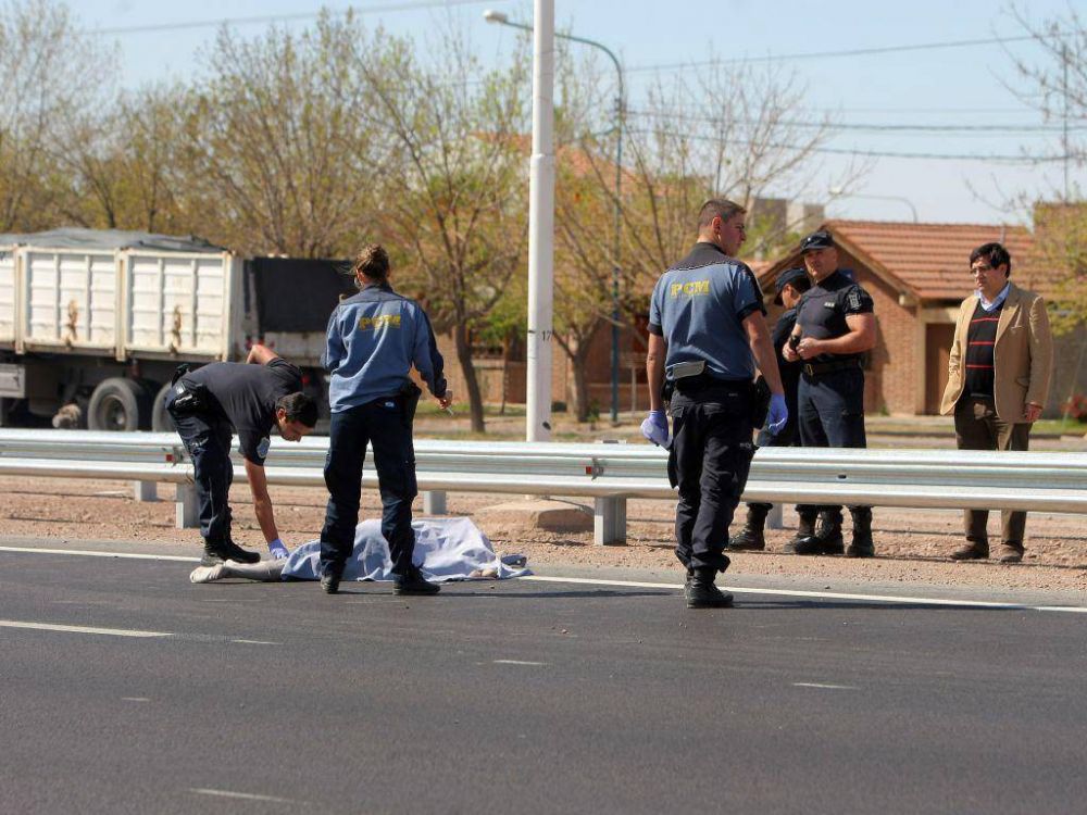 Muri� atropellado intentando cruzar en el Acceso Sur