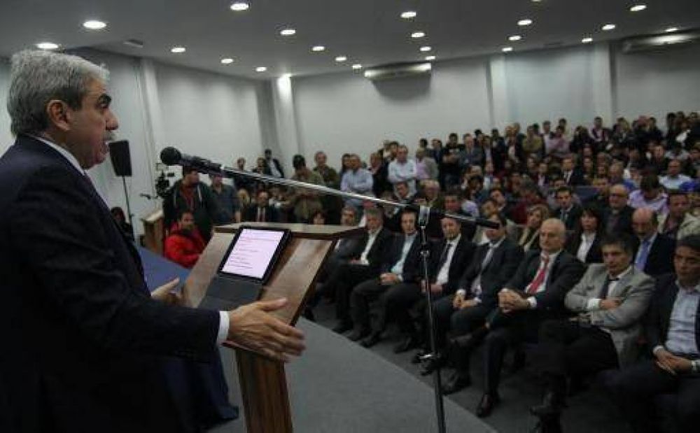 Fern�ndez present� su libro en la Universidad Nacional de Lomas de Zamora