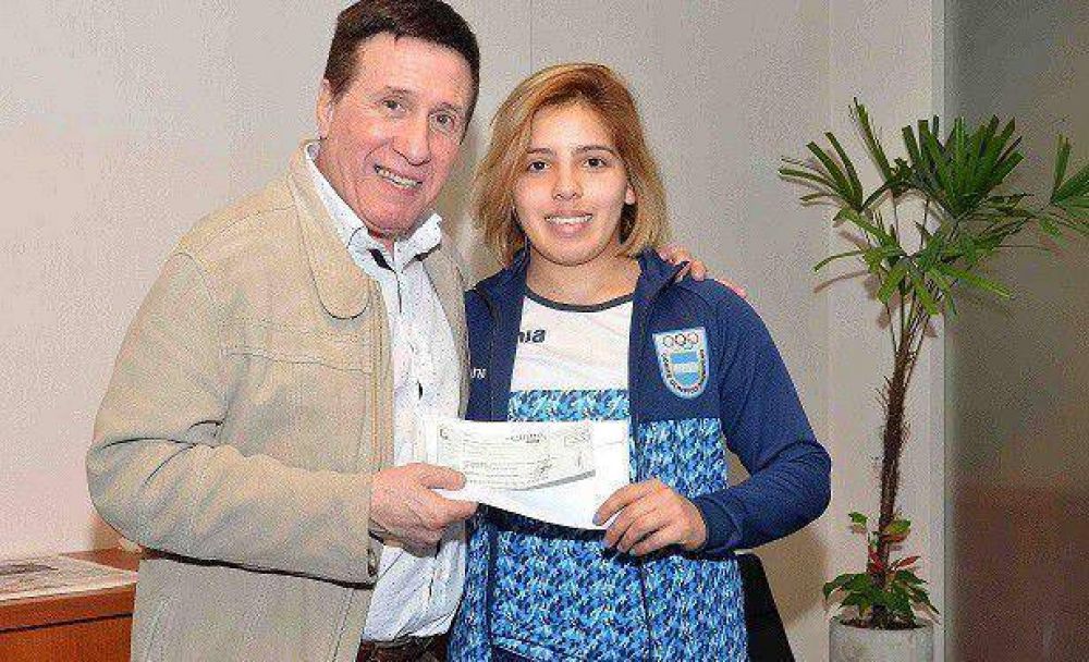 EL INTENDENTE DARO DAZ PREZ ENTREG UN SUBSIDIO A LA JUDOKA GABRIELA NARVEZ