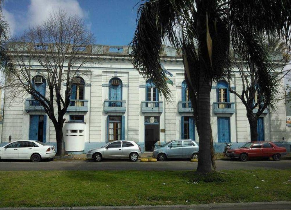 Agente de la Bonaerense se clav� un punz�n en plena comisar�a en La Plata
