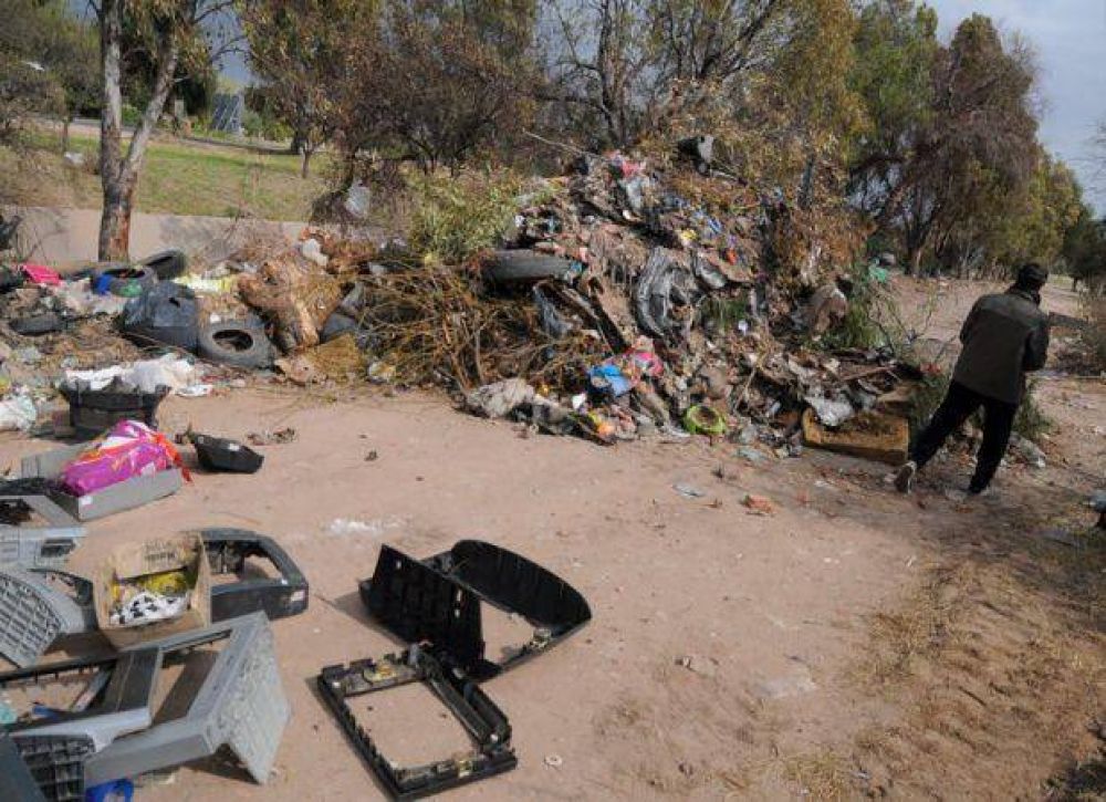 Una monta�a de basura impide el paso por una calle de la ciudad