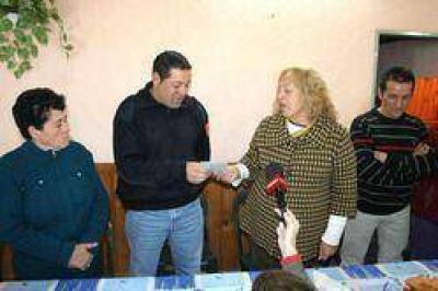 La Intendente entreg� un subsidio a la Sociedad de Fomento del Barrio Santa Luc�a.