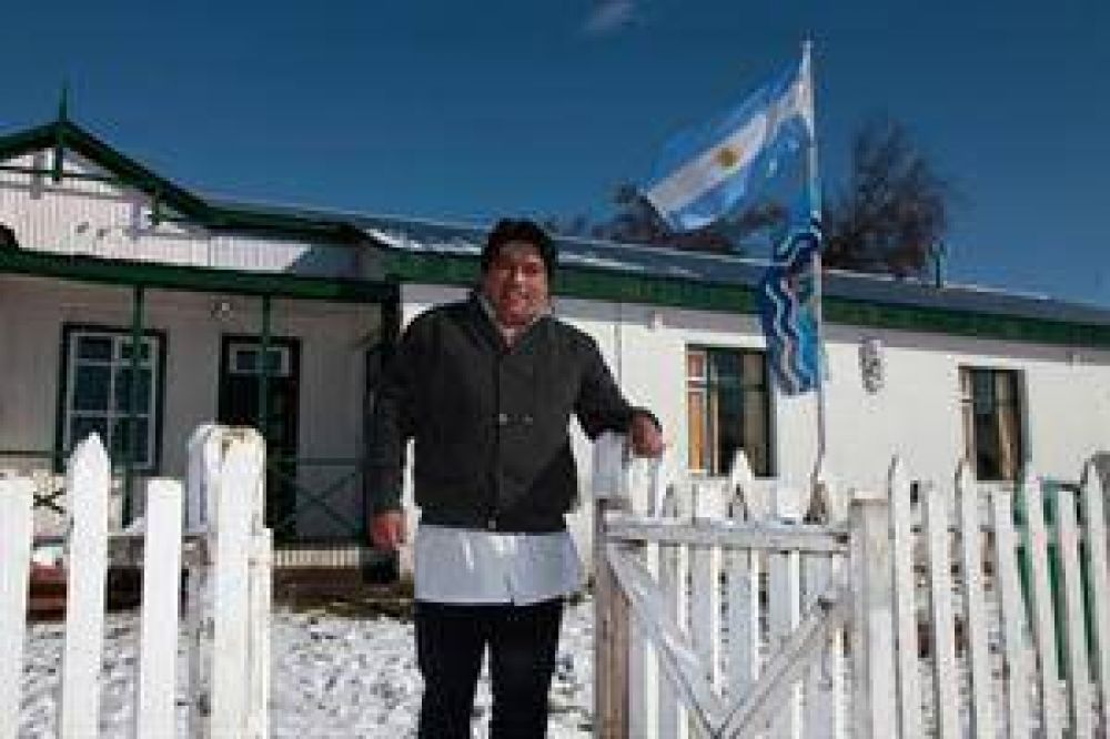 Da del Maestro: el hombre que vive y ensea en un paraje del Sur donde hay un aula para todo