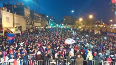 Una multitud de hinchas volvi� a pedir por la vuelta a Boedo