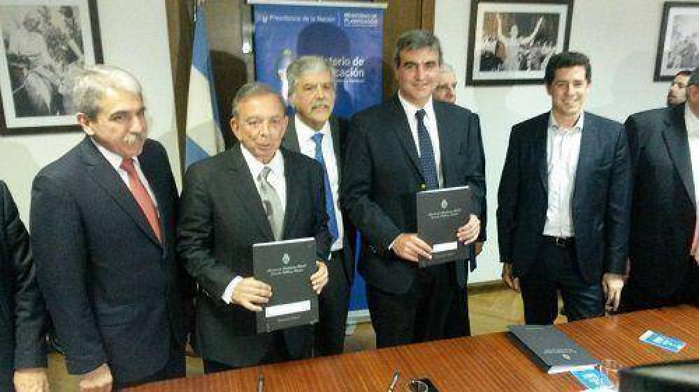 Pilar firm� un convenio hist�rico para completar la red cloacal en todo el municipio
