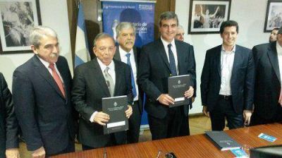 Pilar firm� un convenio hist�rico para completar la red cloacal en todo el municipio