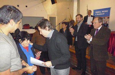 Entregaron escrituras de propiedad a 38 familias de Vicente L�pez