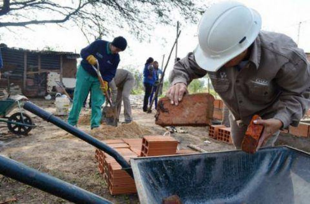 Recolectan materiales para viviendas que se inundaron