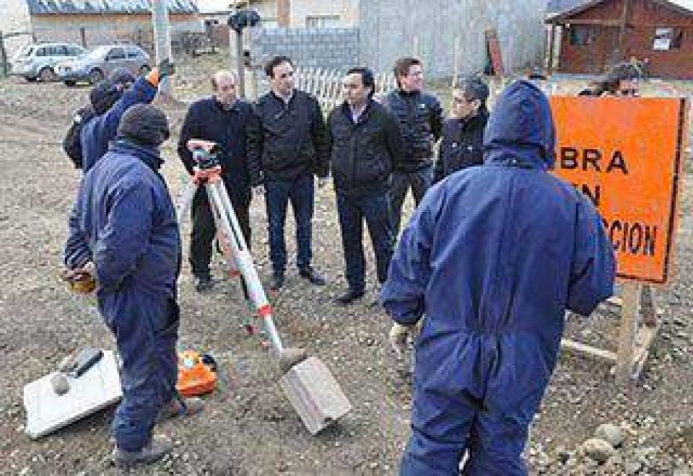 Grasso recorri� obras de pavimentaci�n y pluvio-cloacales