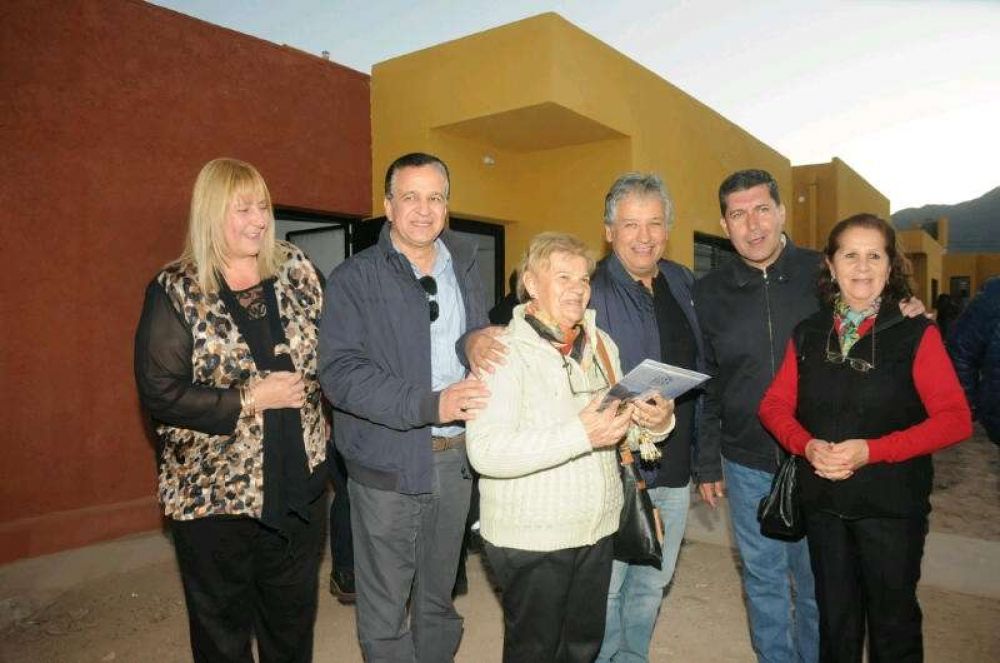 Casas y Bosetti encabezaron entrega de viviendas en el barrio Nestor Kirchner