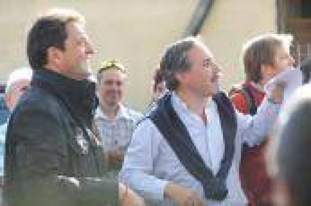 Massa junto a Sol� y Arteaga presenta su propuesta educativa en La Plata