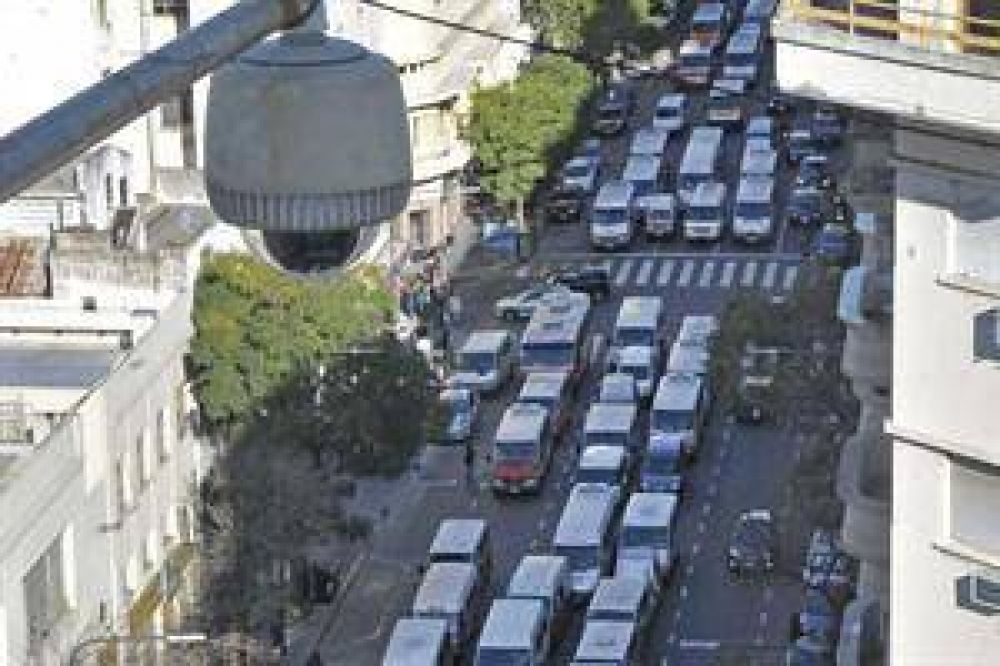 Una protesta con 400 combis paraliz� el tr�nsito en el centro