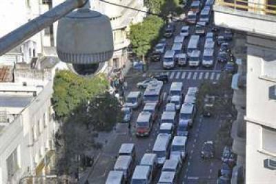Una protesta con 400 combis paraliz� el tr�nsito en el centro