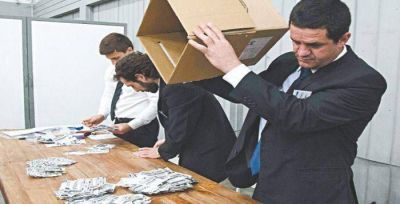 Escrutinio definitivo: fiscales firmaron su apoyo a la Junta Electoral