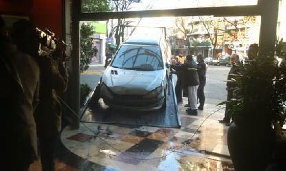 Se estrellaron contra un bar y le dijeron al mozo 