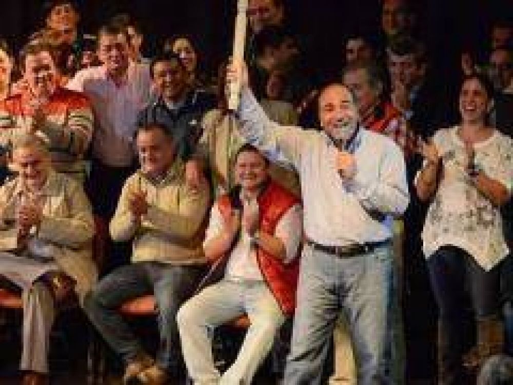 El peronismo celebr� la victoria y el lunes ser� la fiesta en la plaza Independencia