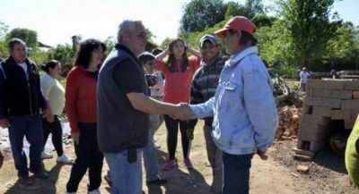 Asisten a ladrilleros para extraer y acopiar tierra