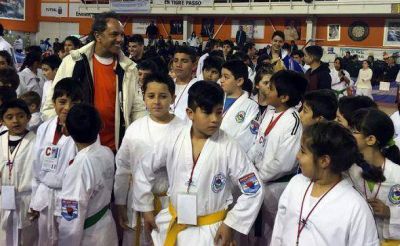 Scioli acompa�� a unos 500 chicos en un torneo de taekwondo en Tigre