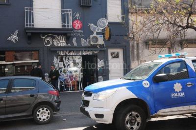 Robo y vandalismo en dos locales de la Recoleta