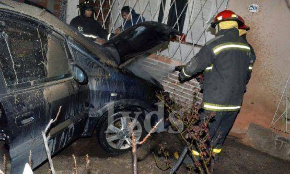Denunci� atentado contra su auto, pero Bomberos indic� que fue cortocircuito