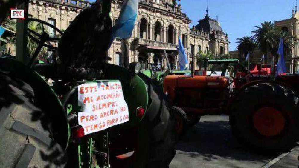 A pesar de los tractores el peronismo copar� Plaza Independencia