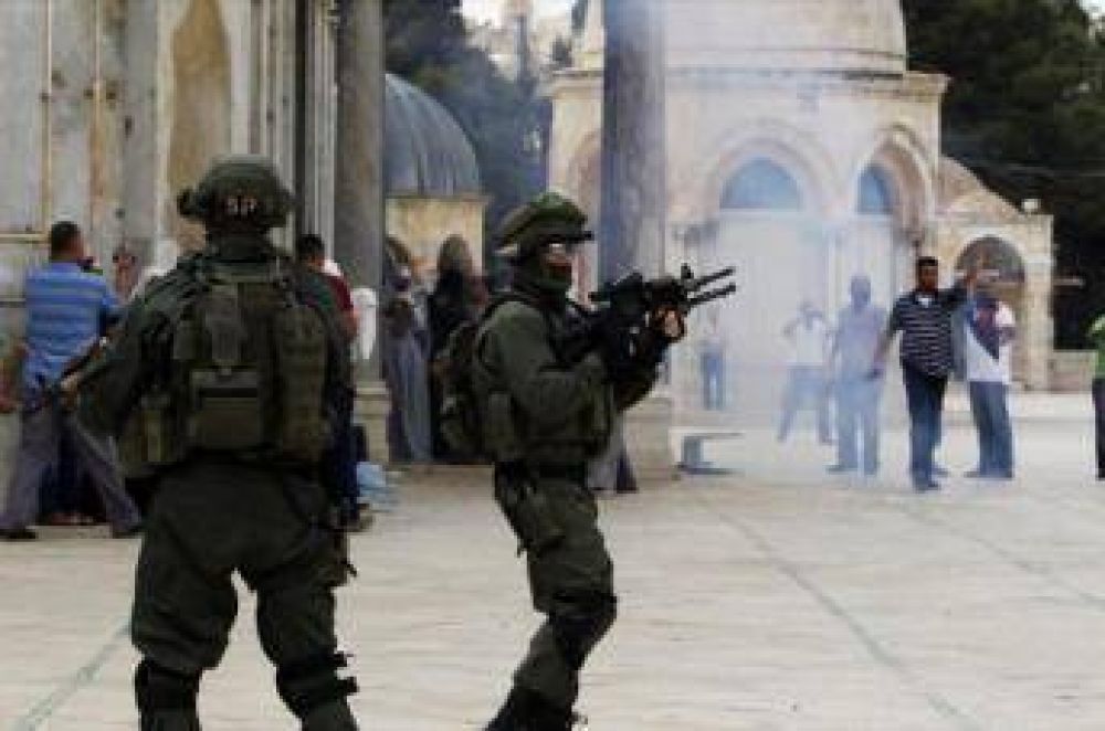Soldados israelíes atacan a fieles en la mezquita Al-Aqsa por segundo día consecutivo