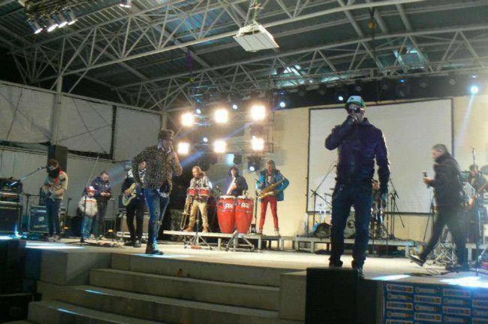 Los Decadentes cerraron la Fiesta del Color a toda orquesta