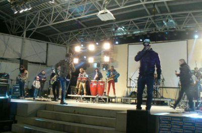 Los Decadentes cerraron la Fiesta del Color a toda orquesta