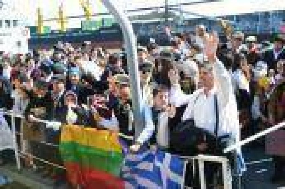 Emotiva recreaci�n de la llegada de los primeros inmigrantes al puerto de Berisso