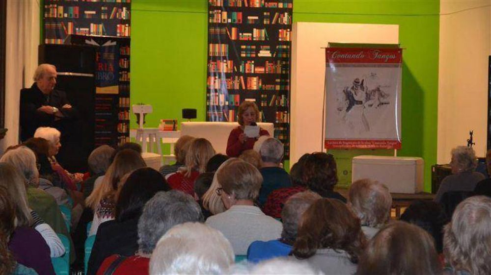 M�s de 2000 personas visitaron este domingo �Libros en Olavarr�a�