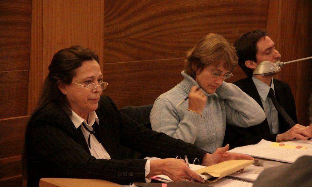 Su madre, primero lo entreg� y ahora lo complic� en el juicio