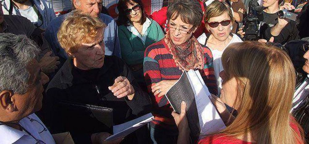 En Llavallol, Stolbizer respald� el reclamo por la reapertura del hospital