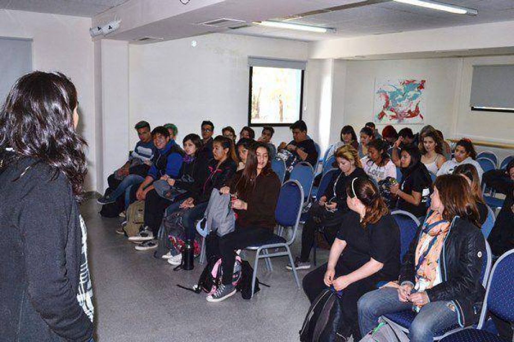 Charla sobre trata y violencia en el noviazgo