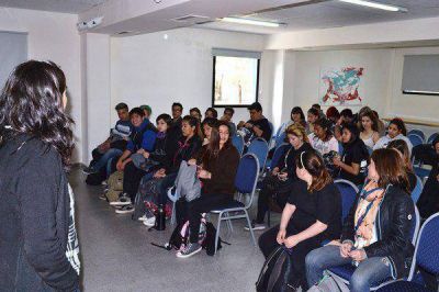 Charla sobre trata y violencia en el noviazgo