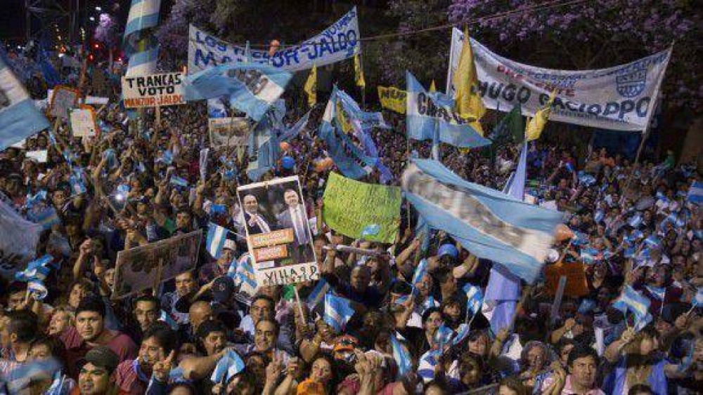 Multitudinario festejo por el triunfo del Frente para la Victoria