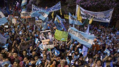 Multitudinario festejo por el triunfo del Frente para la Victoria