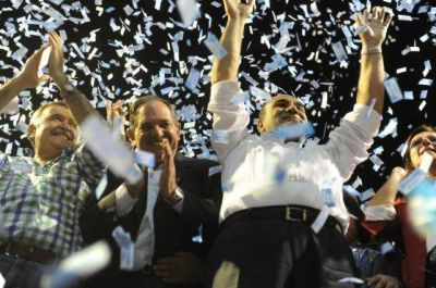 Una multitud de militantes del oficialismo se reuni� para celebrar con Manzur y con Jaldo