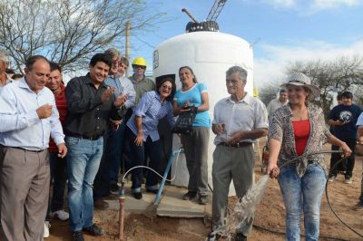 Tras 50 a�os de pedidos, 7 familias cuentan con agua