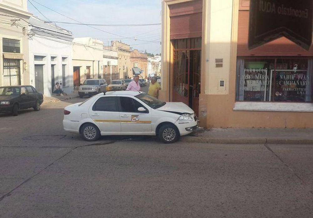 Un taxi se choc� una farmacia