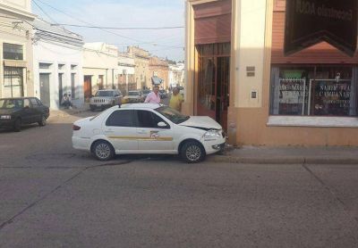 Un taxi se choc� una farmacia