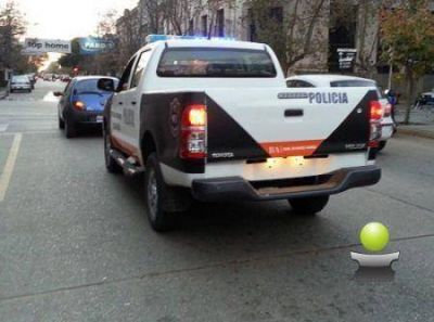 DETIENEN A UNA PERSONA QUE ROMPIO VIDRIOS DE UN AUTO Y AMENZADO CON UN ARMA A SU DUE�A