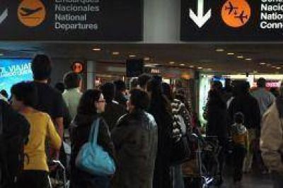 Cuatrocientos vuelos suspendidos y unos 70.000 afectados por una huelga en aeropuertos chilenos
