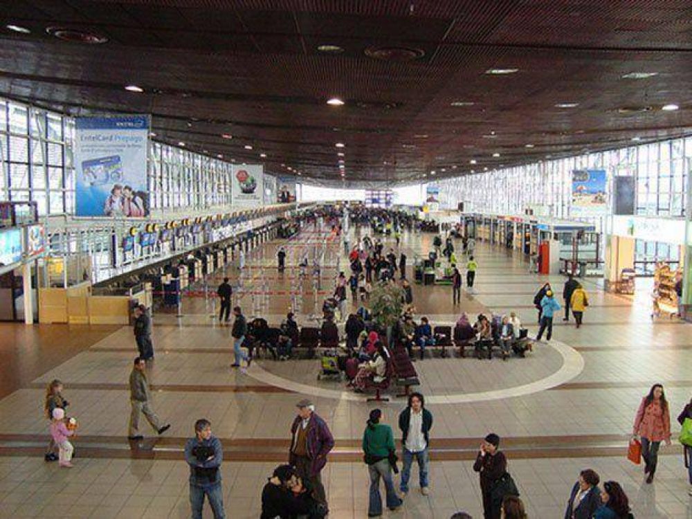 Una protesta de aeron�uticos dej� sin vuelos la ruta Chile- Mendoza