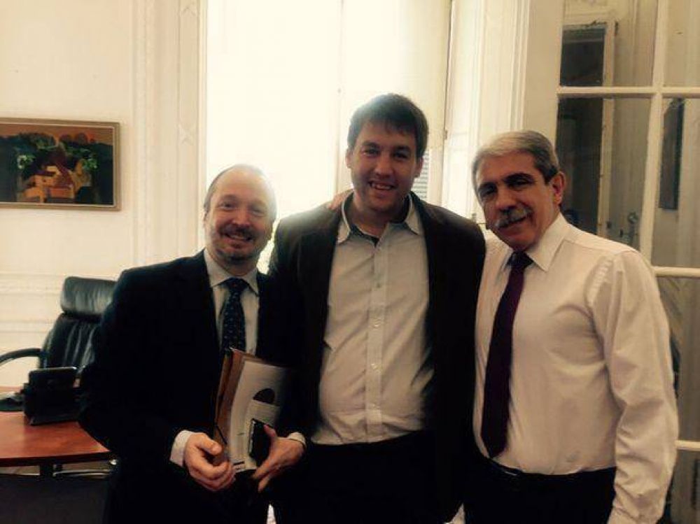 Cristian Angelini con Sabbatella y Fern�ndez por los trabajadores municipales